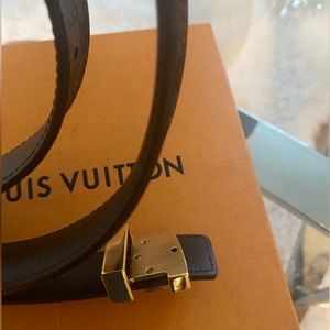 Black leather
Damier Ebene Canvas
Gold-color hardware
LV Iconic